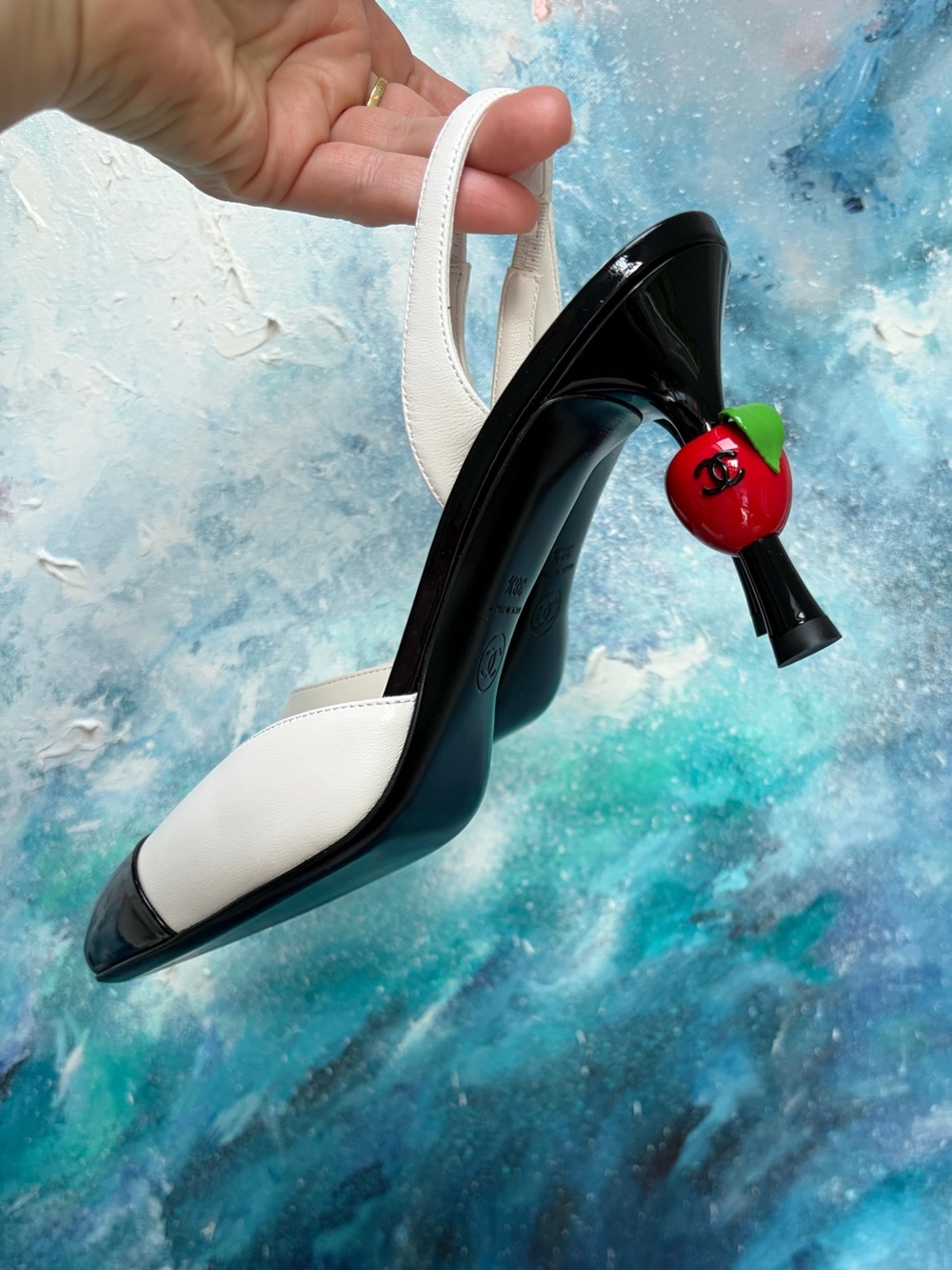 26A Chanel Lambskin & Patent Calfskin White & Black Apple Slingback 38.5 New